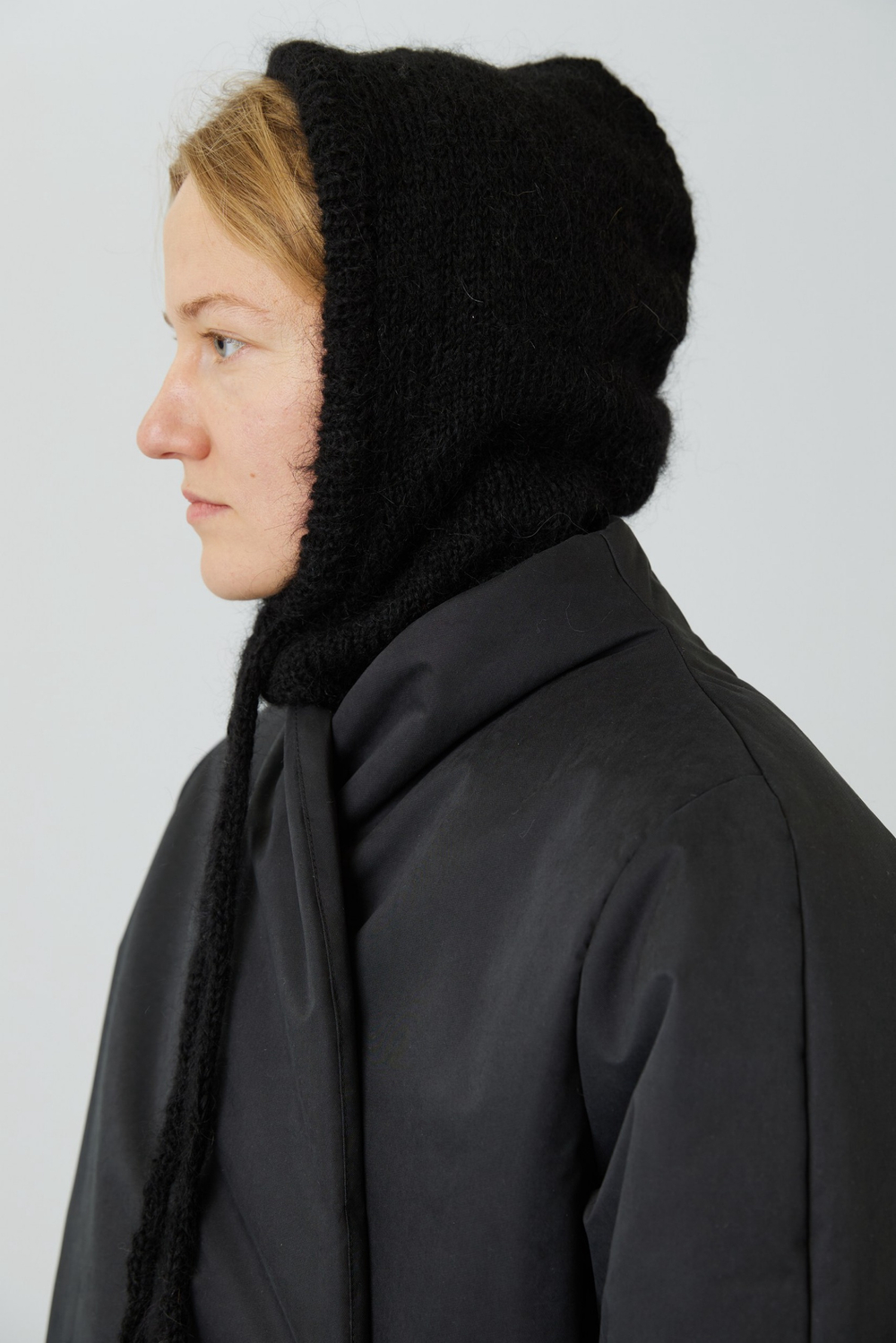 Зимняя куртка на запах из черной бархатистой мембраны