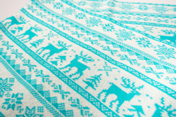 Вязаный шарф бело-бирюзовый с карельскими узорами