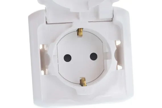 Розетка Legrand Quteo с заземлением + шторка накладная IP44 белая 25994