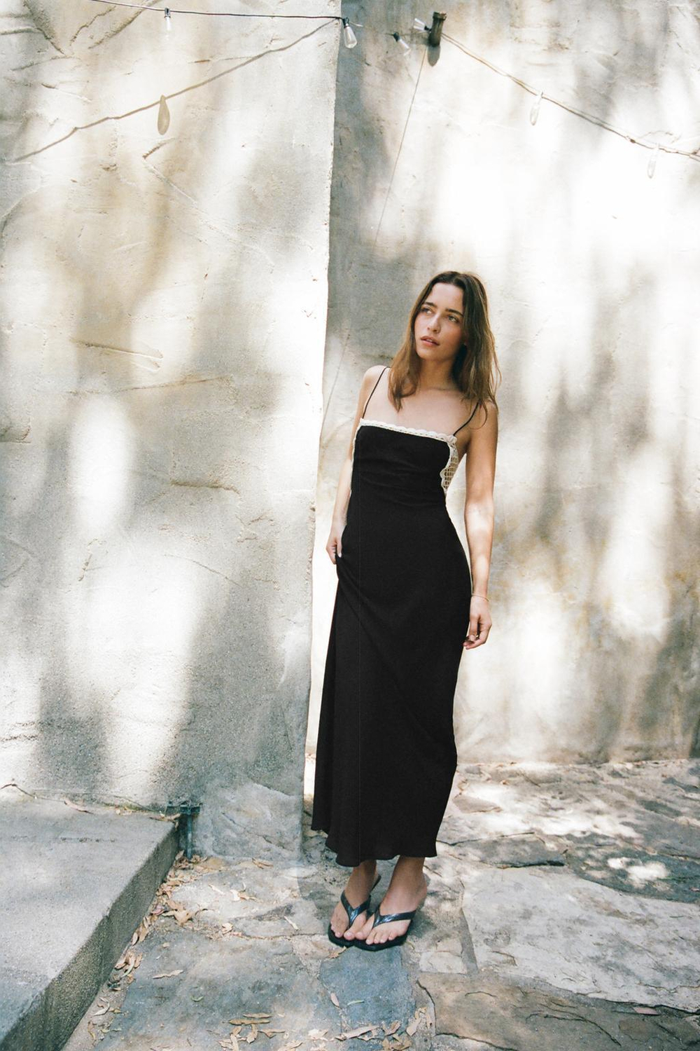 ZARA ПЛАТЬЕ-МИДИ НА ТОНКИХ БРЕТЕЛЯХ, ЧЕРНЫЙ