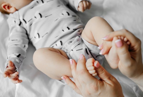 Как правильно снимать боди с малыша, не причинив неудобств