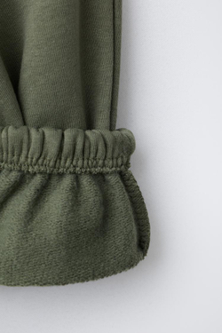 ZARA БАЗОВЫЙ КОМПЛЕКТ ТОЛСТОВКА И БРЮКИ-ДЖОГГЕРЫ С НАШИВКОЙ, ЗЕЛЕНЫЙ