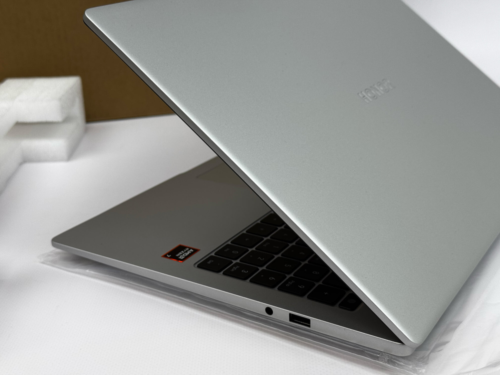 Ноутбук Honor Magicbook X16 Plus Ryzen 7 8845HS / 32GB DDR5 / 1024 GB SSD / AMD Radeon 780M / Win 11 / RU-EN клавиатура