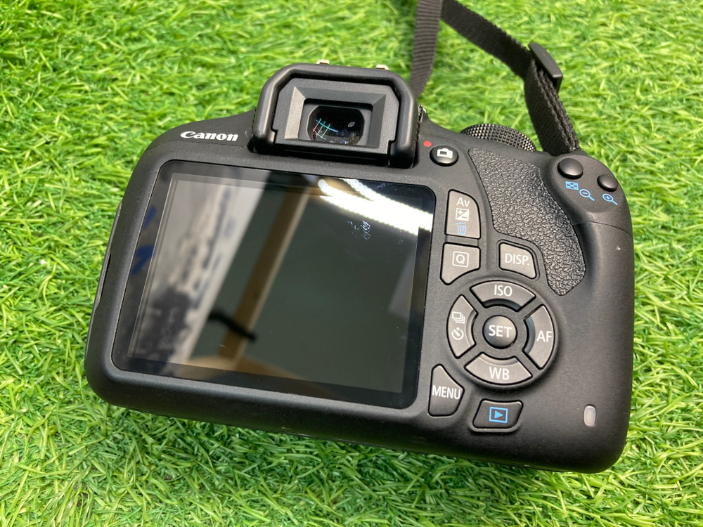 Canon 1200D kit 18-55mm 3.5-5.6 III 3.000 кадров