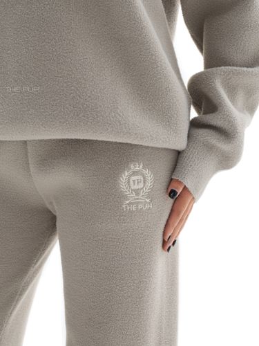 Серый костюм с вышивкой и воротом-поло