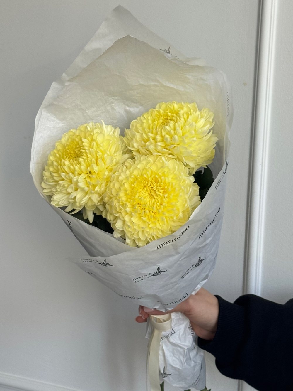 Кулек из одноголовых хризантем лимонного оттенка