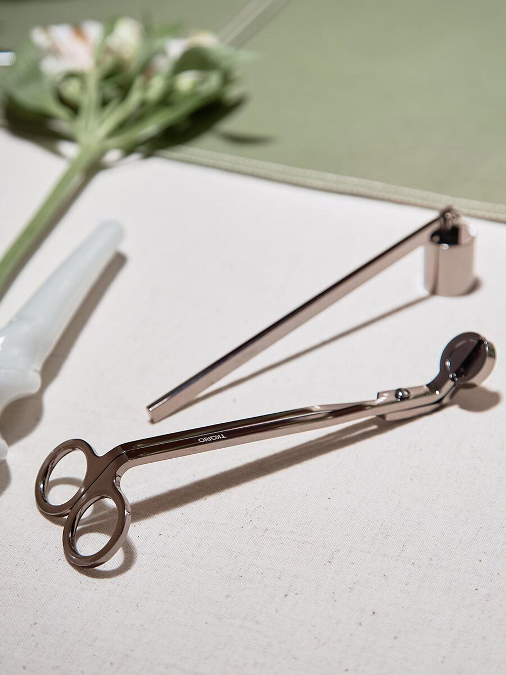 Набор аксессуаров для свечей дымчато-коричневого цвета из коллекции essential