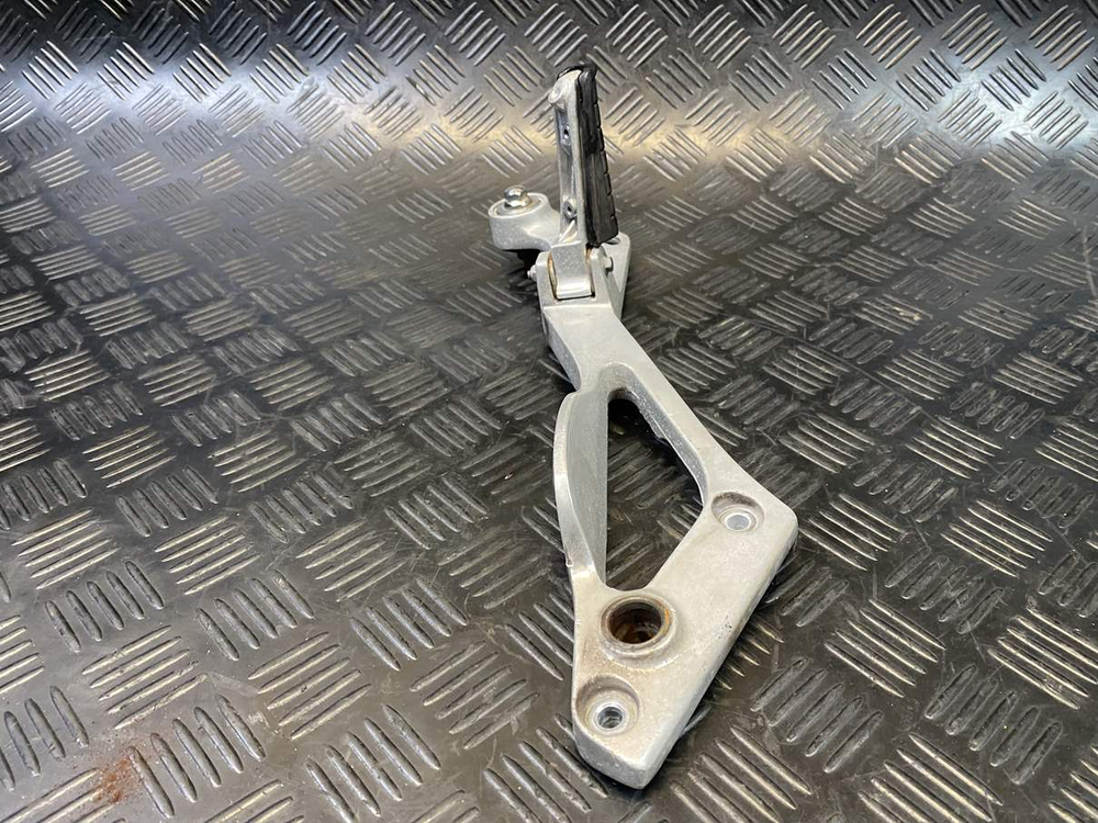 Подножка пассажирская правая Yamaha TDM850 RN03J (с кронштейном) 054007