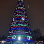 Светодинамическая елка каркасная - встроенная гирлянда цветная -"Уральская" 10 м