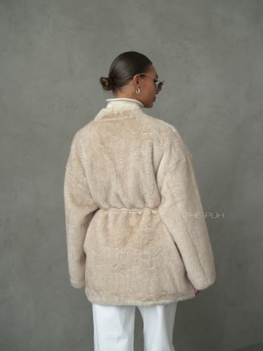 Бежевая шуба с поясом