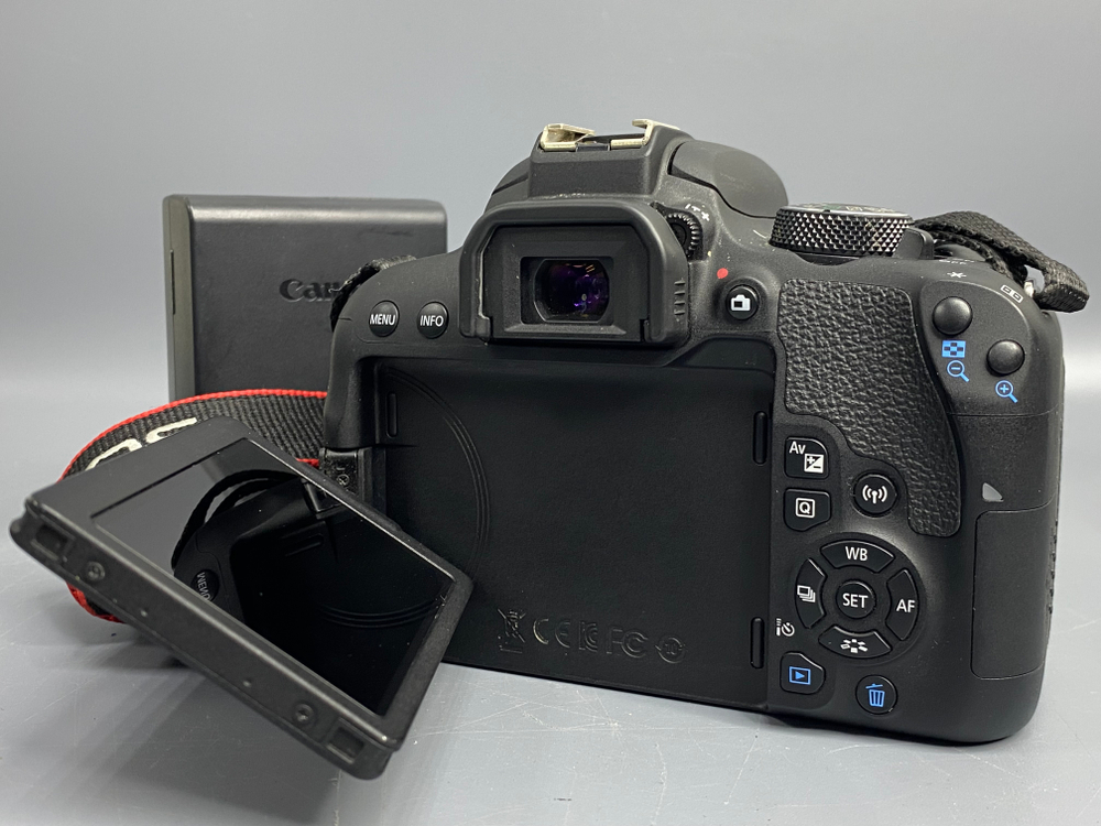 Canon 800D Kit 18-55mm IS STM 7.000 кадров