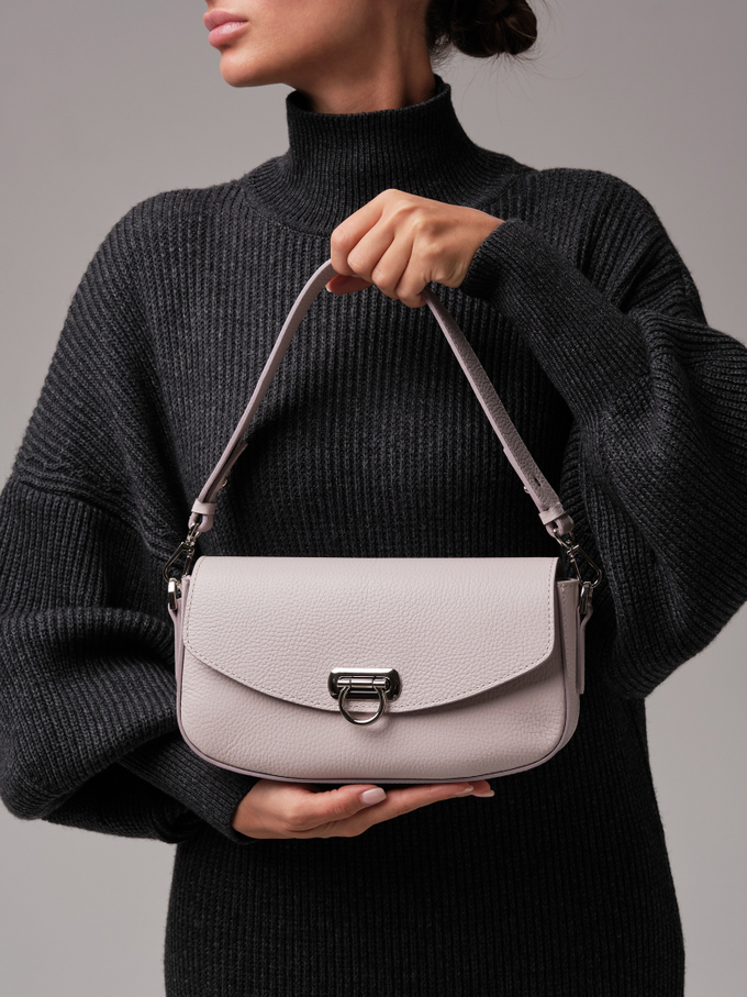 Сумка кожаная на плечо багет розовый дым