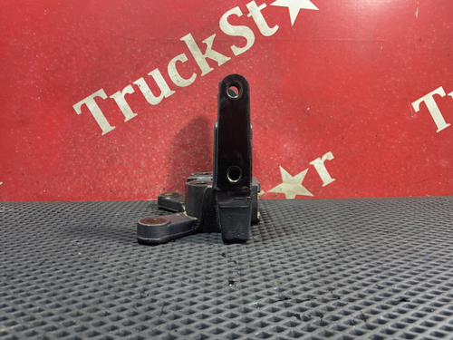 Кронштейн переднего бампера 2019 г.