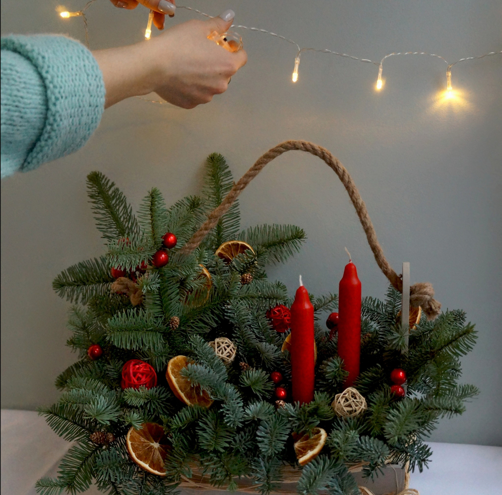 Новогодняя композиция с высокими свечами