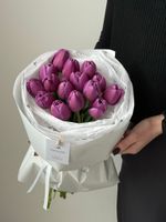 Букет из 15 фиолетовых тюльпанов
