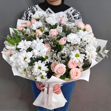 Авторский букет в бело-розовой гамме