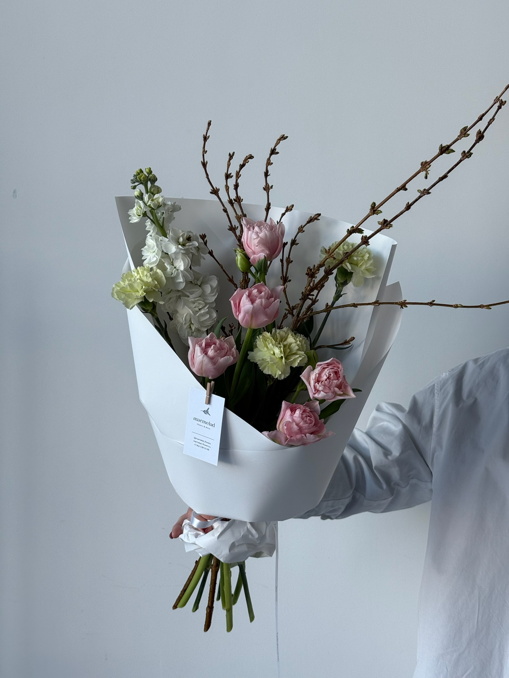 Букет из маттиолы, форзиции, диантусов и тюльпанов