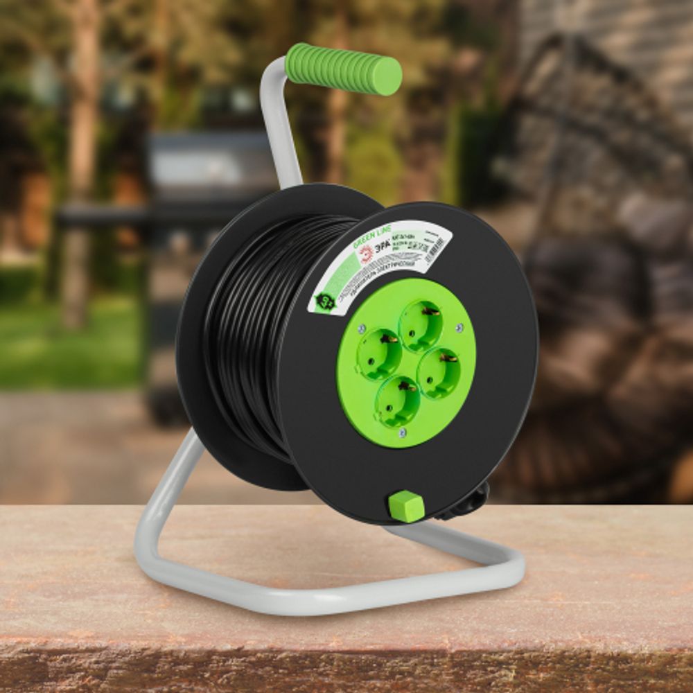 Удлинитель силовой ЭРА GREEN LINE KAT-3x1-40m Greenline на катушке пластик 4 розетки с заземлением 40м ПВС 3x1мм2 | Силовые удлинители