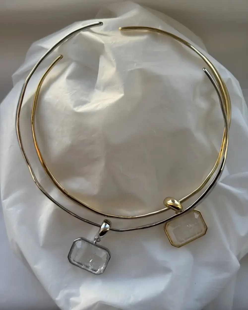 Колье под золото с подвеской камень