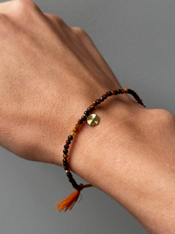 браслет из граненого тигрового глаза с тыквенной кистью