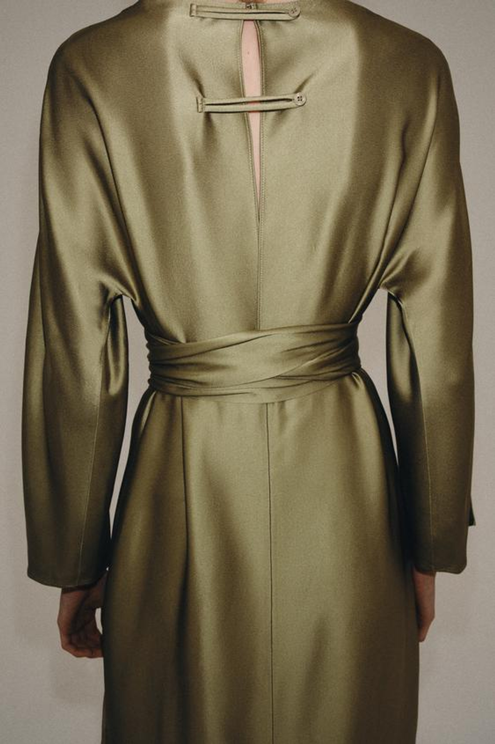 ZARA АТЛАСНОЕ ПЛАТЬЕ МИДИ — ZW COLLECTION, ОЛИВКОВЫЙ