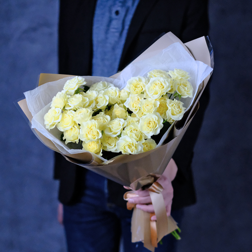 Купить Букет кустовых роз #438 «‎Ванильное облако»