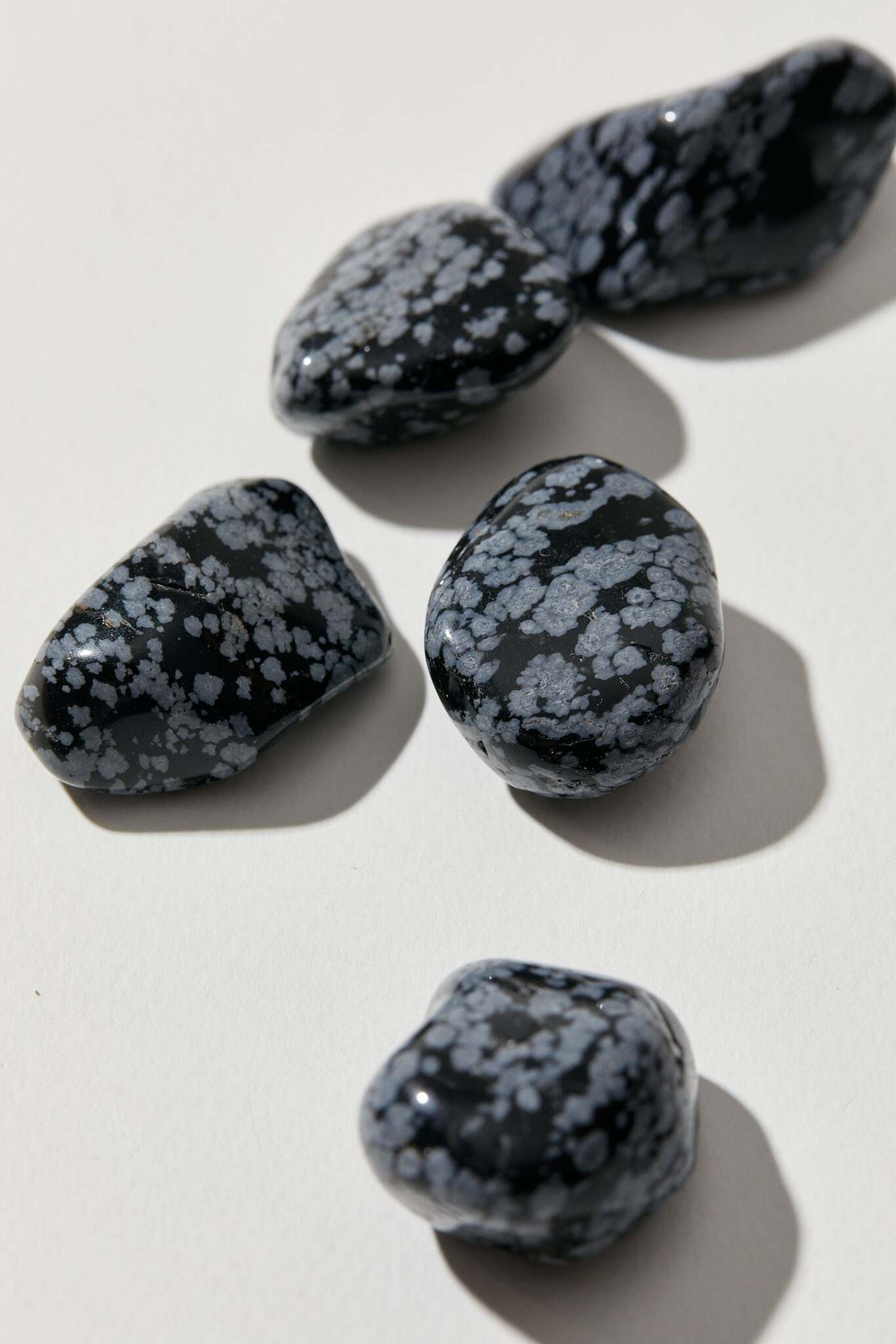 Снежный обсидиан галтовка