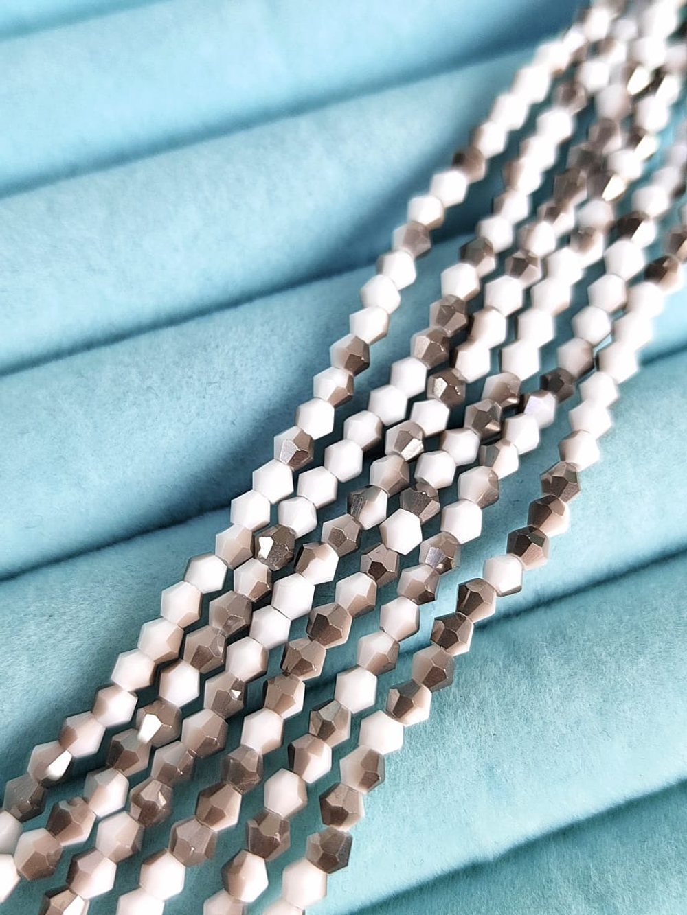 сгб3-бс Стекло граненое биконус 3*2мм, бело-серый, нить 43см