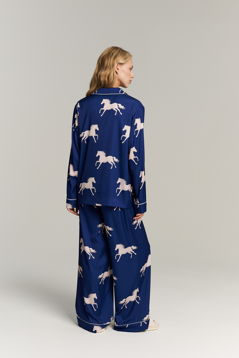 Костюм двойка с лошадьми - S размер