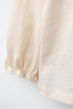 ZARA ФУТБОЛКА С ВЯЗАНЫМИ НАШИВКАМИ, ЭКРЮ