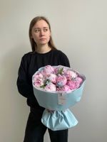 Букет 13шт пионов с незабудками в оформлении