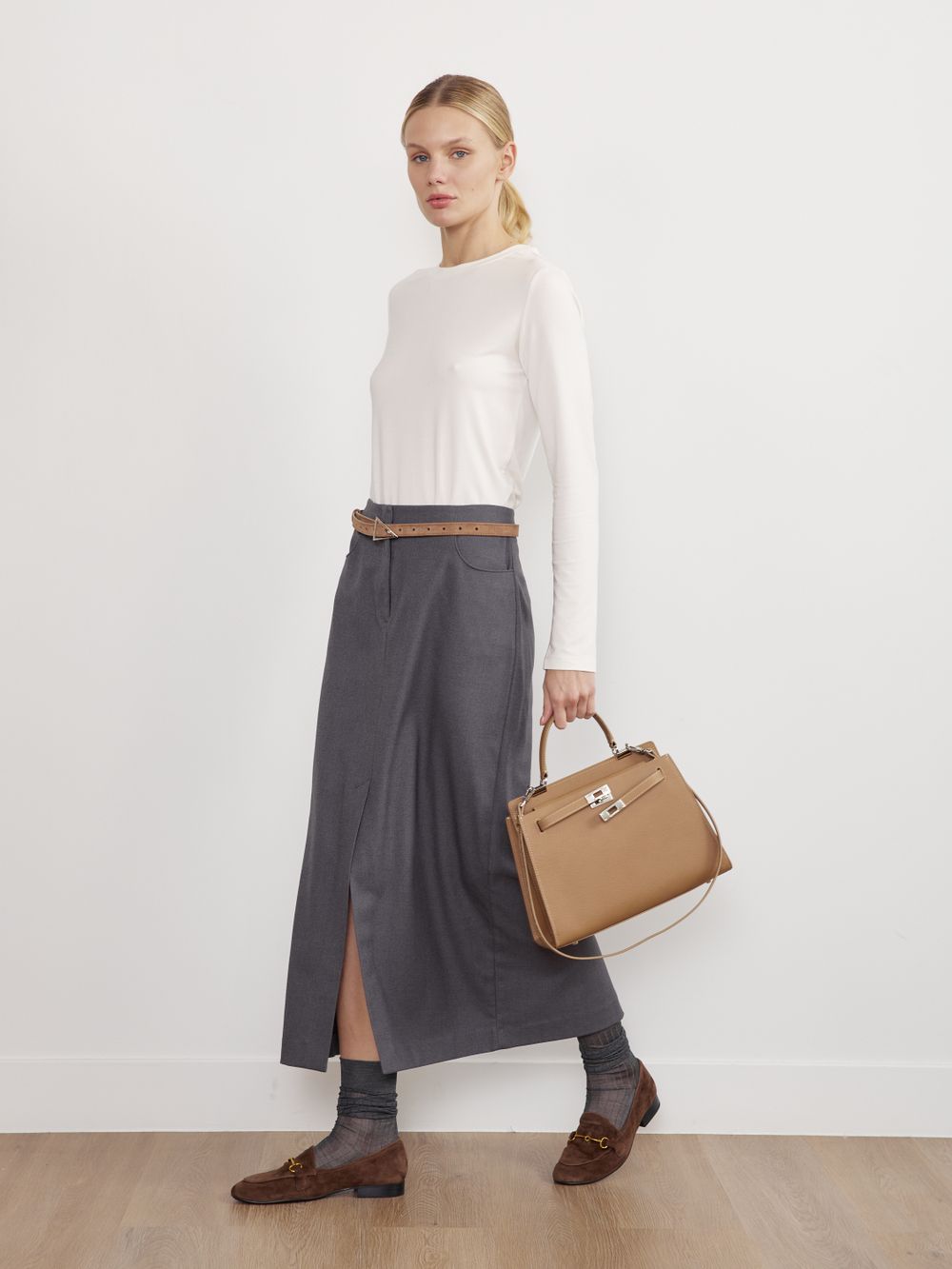 БАЗОВЫЙ ТОНКИЙ РЕМЕНЬ С ТРЕУГОЛЬНОЙ ПРЯЖКОЙ ЗАМША КАПУЧИНО