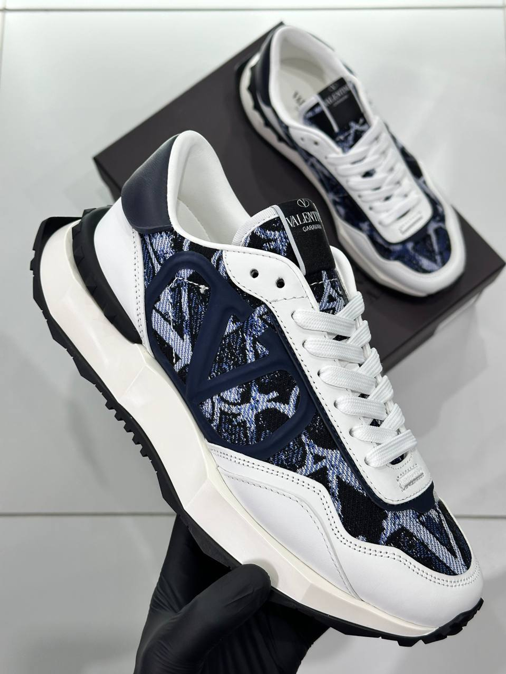 Кроссовки Valentino