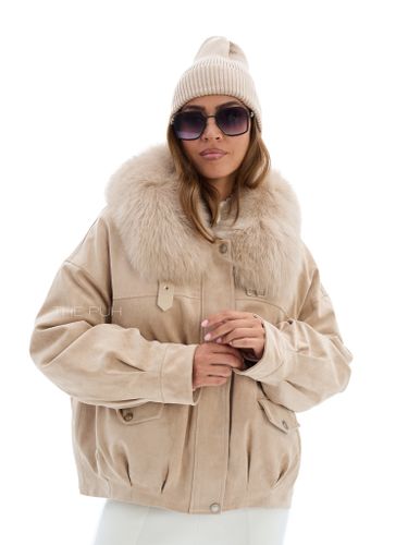Утепленная замшевая куртка бежевого цвета