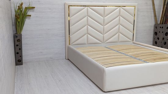 Санторини в бежевом цвете и золотым молдингом