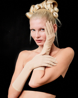 Перчатки из коричневой сетки до локтя