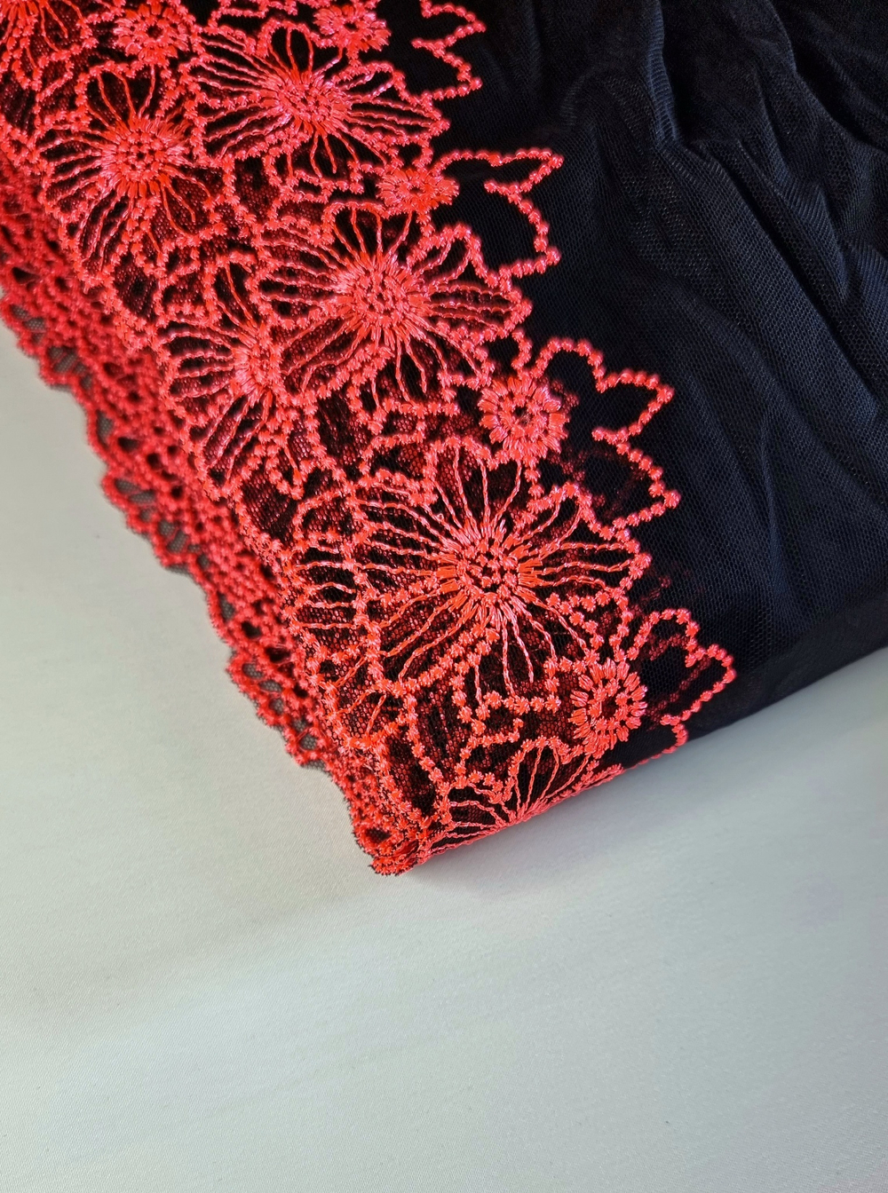 Вышивка на сетке черная/оранжево-розовая правая К573