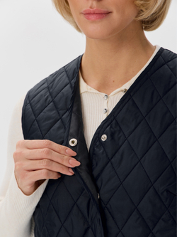 Легкий стеганый жилет с накладными карманами