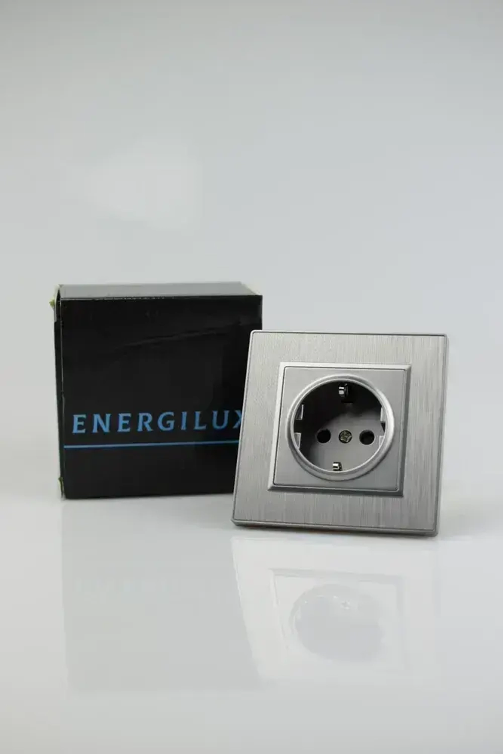 Розетка серая одинарная пластик