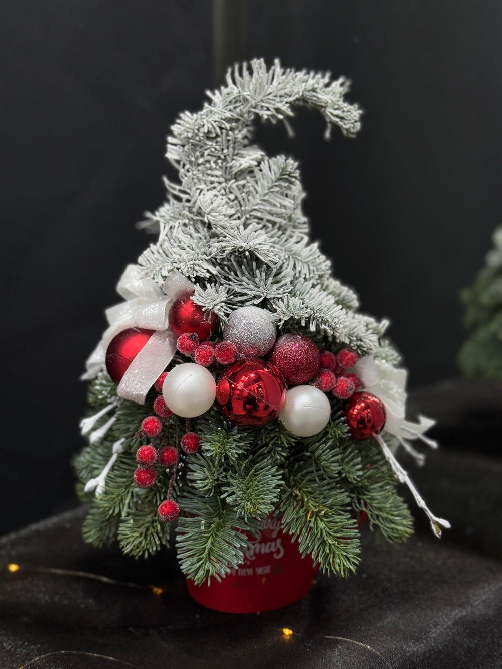 Стильная новогодняя композиция "Елочка ручной работы" в классических оттенках декора
