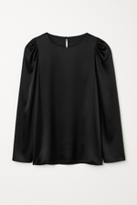 Удлиненная блуза со сборкой на рукаве