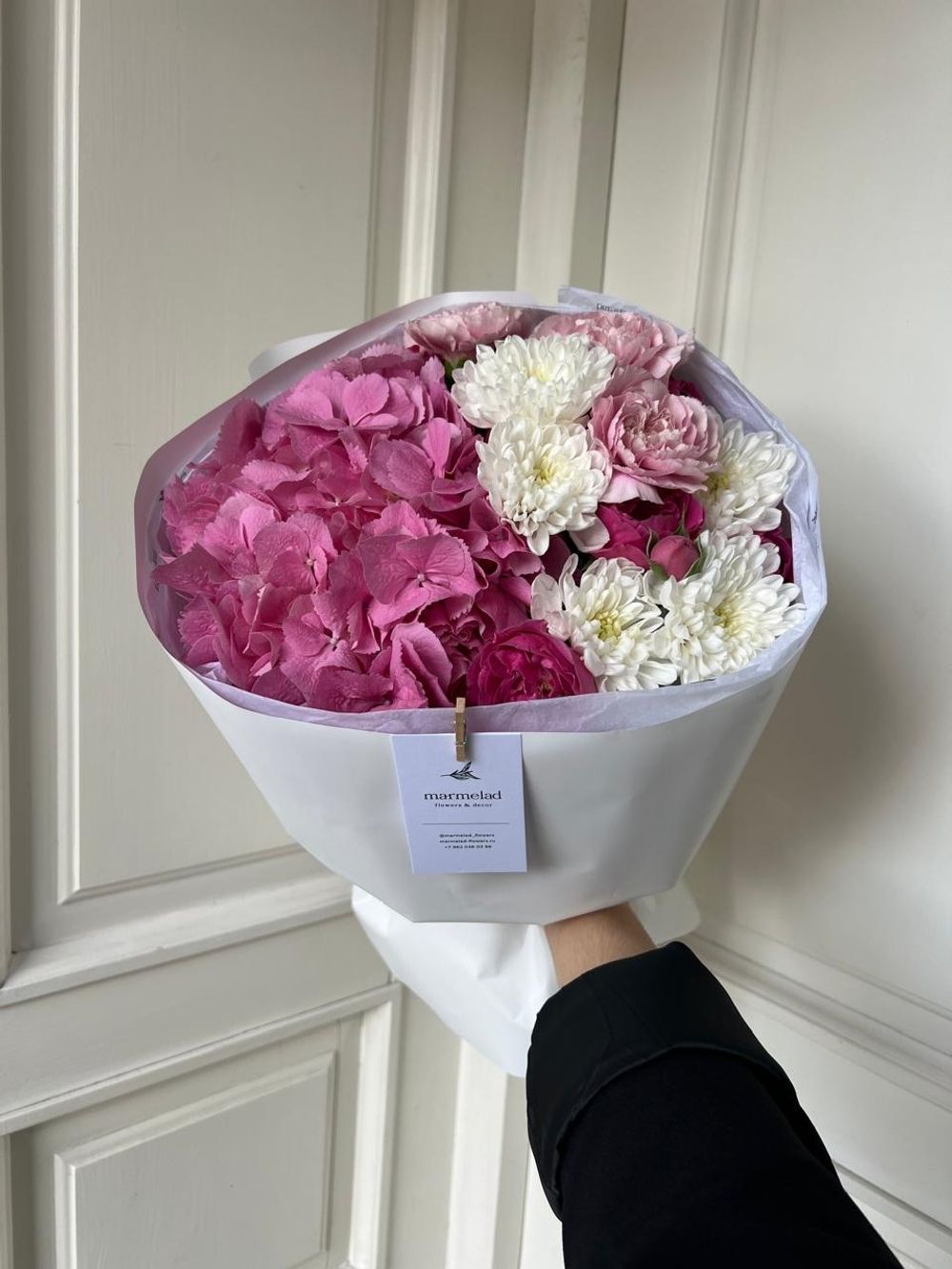 Сборный  букет из гортензии, хризантемы и диантусов