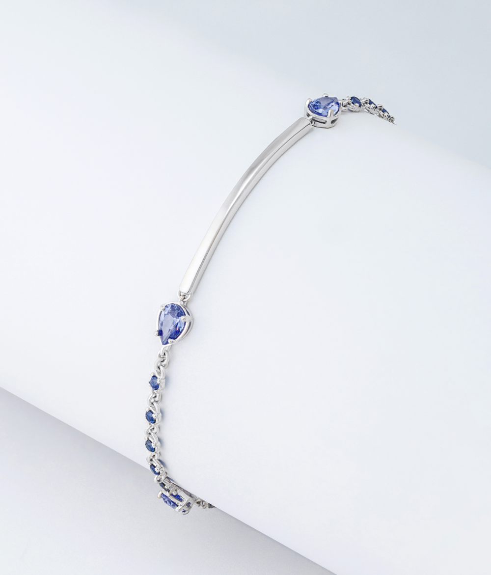 Браслет из серебра со вставками из фианитов цвета танзанит