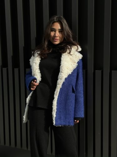 Укороченное пальто с контрастным воротником