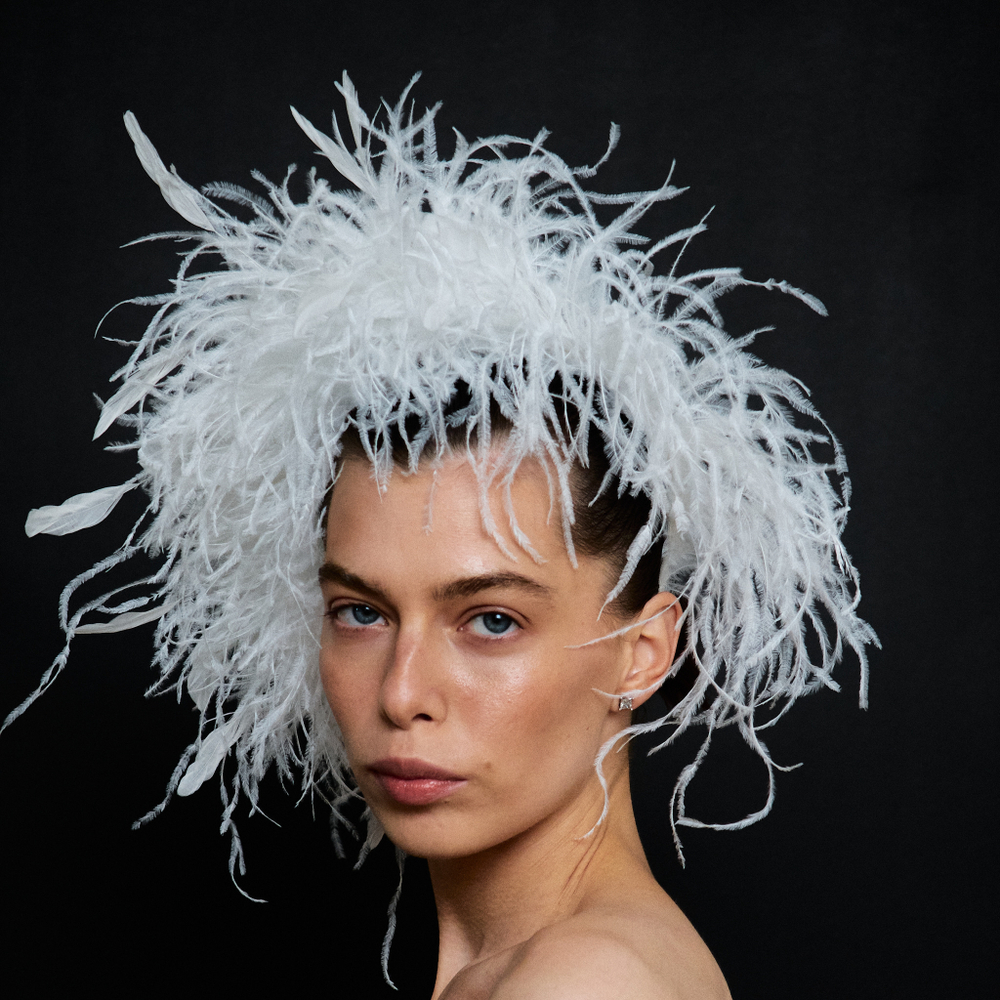 Ободок из белых страусиных перьев