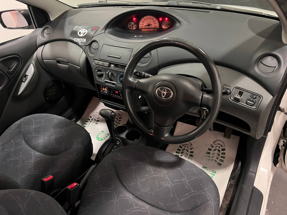 Toyota Vitz, 2004 год