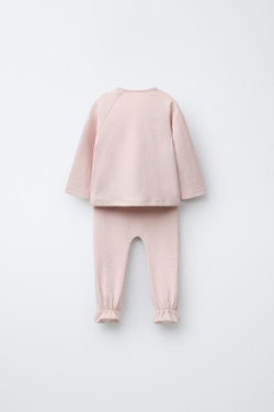 ZARA КОМПЛЕКТ ИЗ ФУТБОЛКИ И ЛЕГИНСОВ С РЕЛЬЕФНЫМ УЗОРОМ, ЦВЕТ РОЗОВОГО ДЕРЕВА