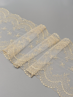 Вышивка на сетке молочная с золотой нитью ширина 23 см