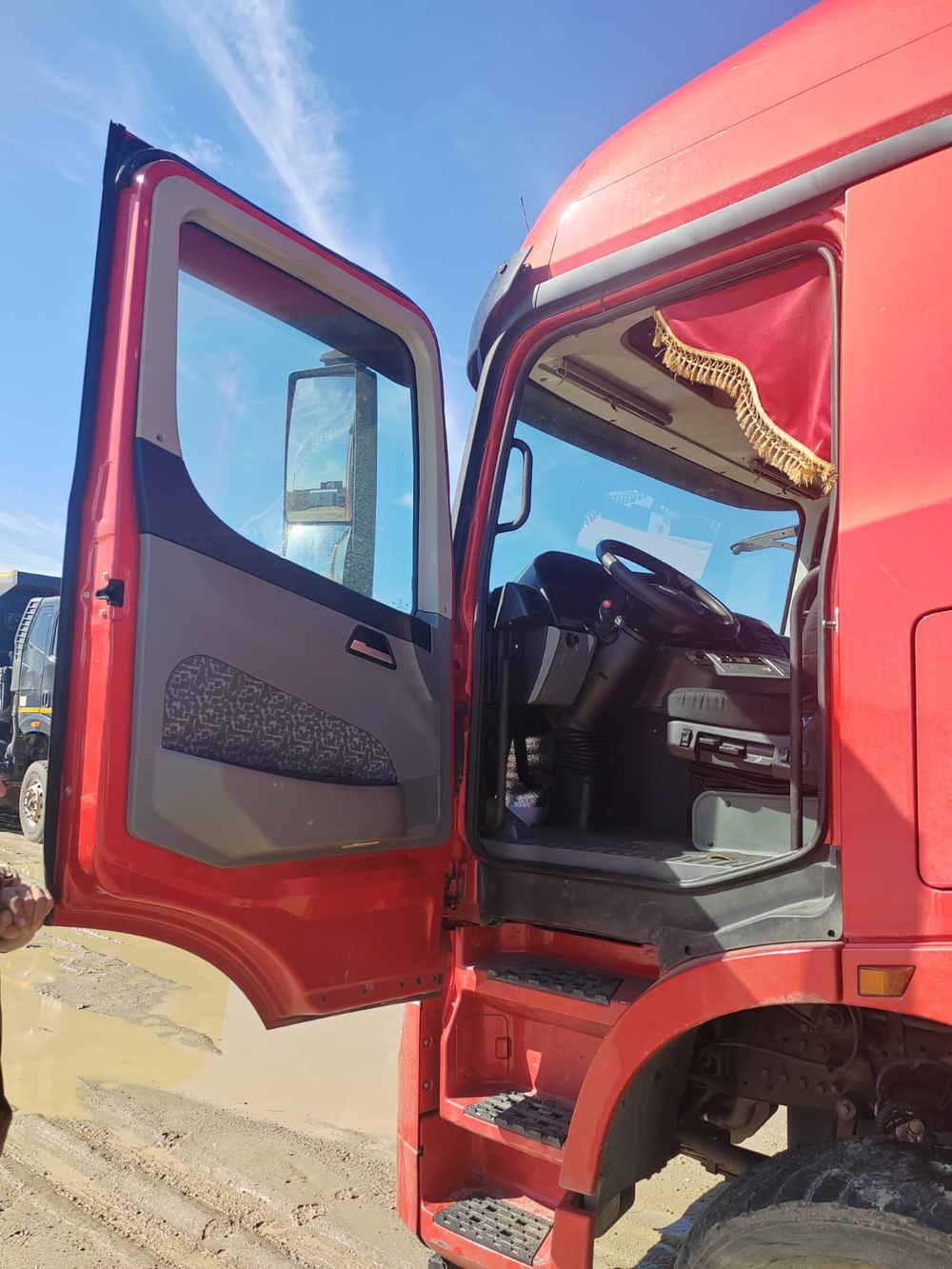 BEIBEN ND* 6x4 Седельный тягач ND4250BD5J7Z25 (Дизельный, 12,5 л, 551 л.с., МТ)