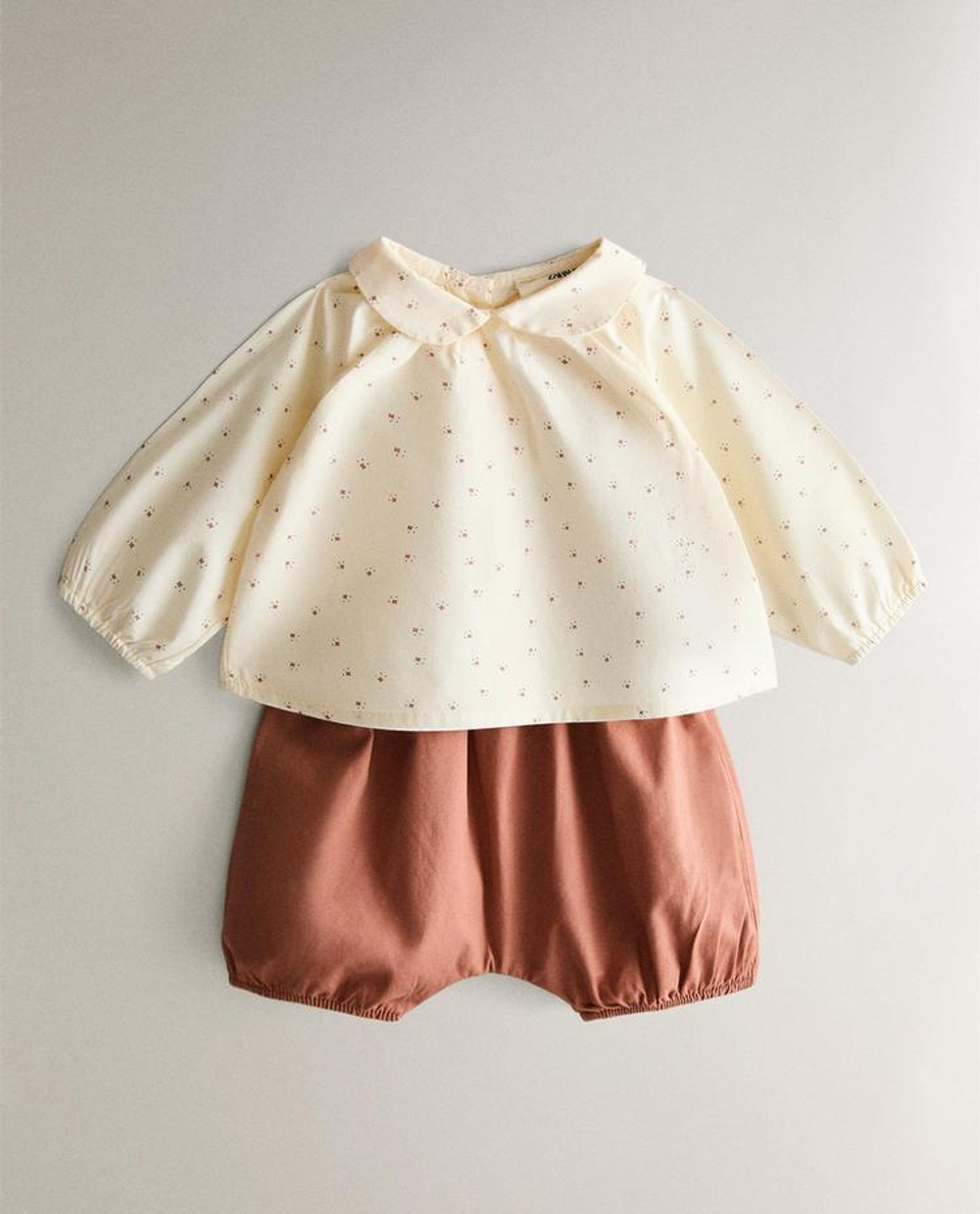 ZARA HOME ДЕТСКАЯ РУБАШКА С ЦВЕТОЧНЫМ ПРИНТОМ, ЖЕЛТОВАТО-БЕЛЫЙ